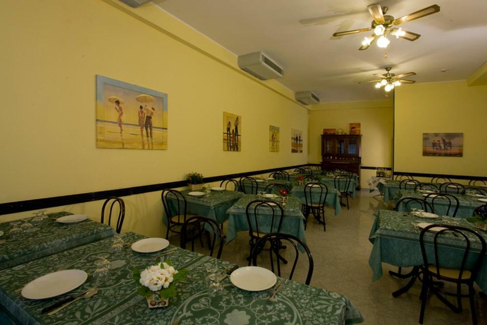 Hotel Andrea'S ริมินี ภายนอก รูปภาพ